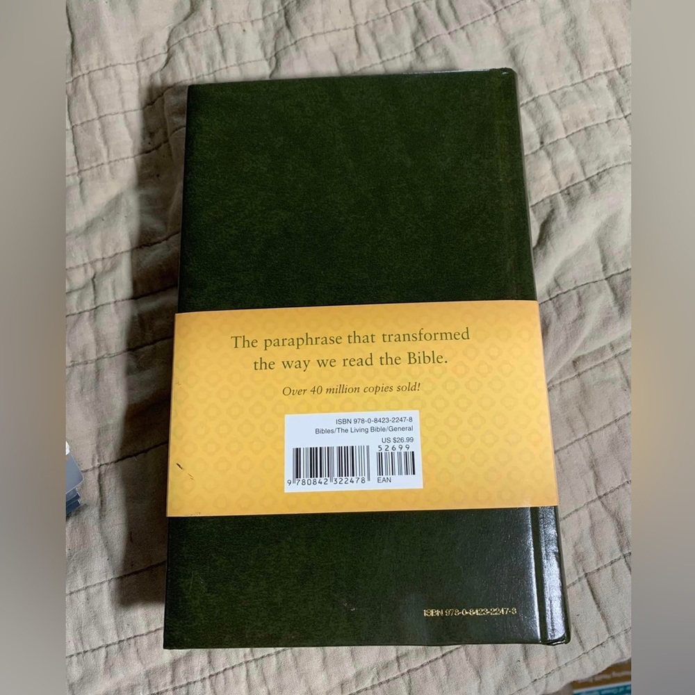 New The Living Bible is a paraphrase of the Old and New Testaments. - Picture 2 of 4